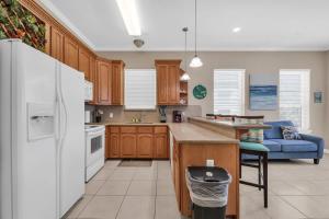 Η κουζίνα ή μικρή κουζίνα στο Lovely Beach and Pool Condo +8 φωτογραφίες