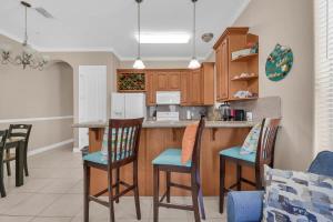 Η κουζίνα ή μικρή κουζίνα στο Lovely Beach and Pool Condo