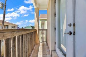 Μπαλκόνι ή βεράντα στο Lovely Beach and Pool Condo