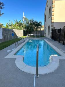 ein Swimmingpool mitten in einem Hof in der Unterkunft Family Friendly Beach Condo with Pool in South Padre Island