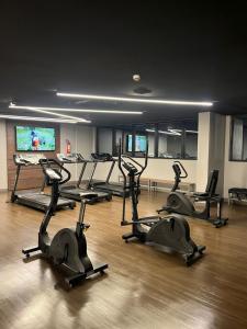 a gym with several tread machines in a room at Flat Executivo Intercity Manaus - Moderno e Aconchegante in Manaus