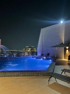 a swimming pool on the roof of a building at night at Flat Executivo Intercity Manaus - Moderno e Aconchegante in Manaus
