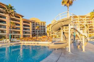un tobogán en la piscina de un complejo en Sonoran Spa E108, en Campo del Medio