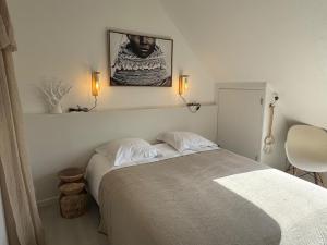 a bedroom with a bed and a picture on the wall at Mare Gaillard in Mare Gaillard
