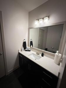ダラスにあるDallas Loft-Your getaway homeの洗面台と大きな鏡のあるバスルーム +18枚の写真