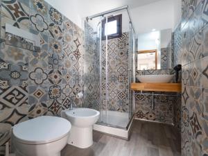 a bathroom with a toilet and a shower at Le due Sicilie -Ragusa Guest House in Ragusa
