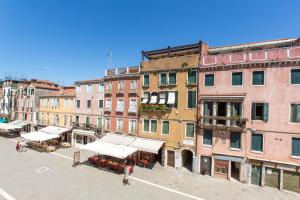 un grupo de edificios en una calle de la ciudad en Venice Appartament Salini - Near the Biennale, en Venecia