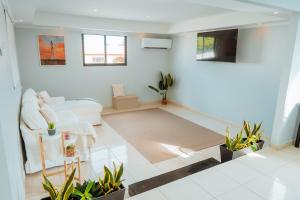Uma área de estar em New Modern 3br Private Pool, 6min Form The Beach