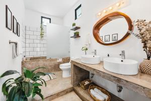 Un baño con dos lavabos y un espejo. en Downtown Casa Conchita Guest Suites, en Sayulita 38 fotos más