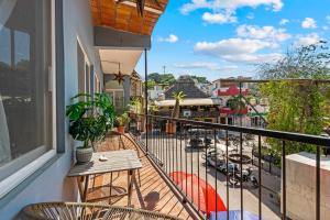Un balcón con una mesa y sillas en un edificio. en Downtown Casa Conchita Guest Suites, en Sayulita