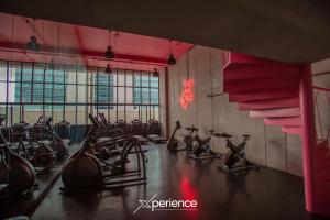 Fitness centrum a/nebo fitness zařízení v ubytování Dreamliner at 11s, City Views and Wonderland Vibes! + 35 fotografií