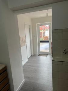 Habitación vacía con pasillo con puerta y ventana en Clayburn Circle Cosy Stay, en Basildon
