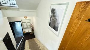 扬斯凯拉兹涅Penzion Jas的走廊上设有木门楼梯 更多31张照片