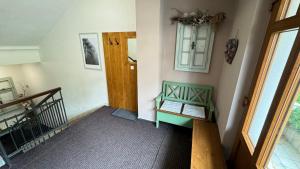 扬斯凯拉兹涅Penzion Jas的走廊里，门旁边有一张绿色长椅