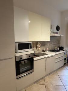 Kuchyň nebo kuchyňský kout v ubytování Su Coccu