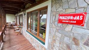 扬斯凯拉兹涅Penzion Jas的石头建筑的一侧的标志