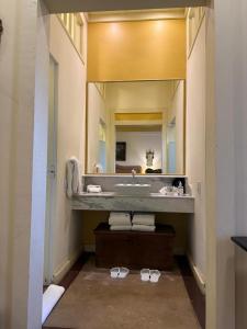 une salle de bain avec un lavabo et un miroir dans l'établissement Fazenda São Luiz da Boa Sorte, à Vassouras