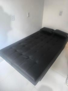 ベレンにあるLindo Apartamento Mobiliado - COP 30の部屋の隅の黒いベッド