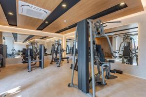 siłownia z kilkoma bieżniami i eliptykami w obiekcie Radisson Serviced Apartments Jardins Residencial w São Paulo