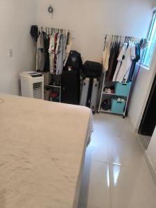 ベレンにあるLindo Apartamento Mobiliado - COP 30のベッド1台、クローゼット(衣類付)