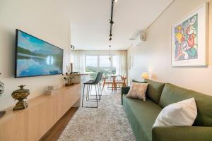 Μια τηλεόραση ή/και κέντρο ψυχαγωγίας στο Riviera 2 Suítes e Piscina by Achei Camboriú