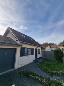 ベルサイユにあるMaison classique à Versailles - 115m2 - Proche RERのガレージ付き家 +2枚の写真