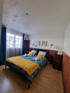 ベルサイユにあるMaison classique à Versailles - 115m2 - Proche RERのベッドルーム1室(黄色いシーツ付きのベッド1台、窓付)