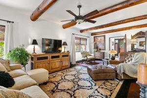 a living room with a couch and a tv at Rockhouse Retreat 1-br Housetimeless Dcortrails in Granite Dells