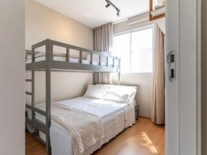 a bedroom with a bunk bed and a window at Apartamento sofisticado c vaga e vista Arena MRV in Belo Horizonte