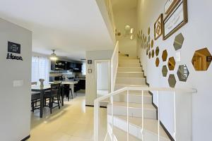 a staircase leading to the dining room and kitchen in a house at Exclusive Place 10PX 8 Beds Wi-Fi Parking in Reynosa
