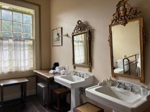 une salle de bain avec deux lavabos et un miroir dans l'établissement Fazenda São Luiz da Boa Sorte, à Vassouras 60 autres photos