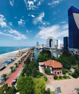 Una vista de una ciudad con playa y edificios. en PANORAMA Luxury Hotel Batumi, en Batumi