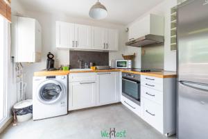 Kuchyň nebo kuchyňský kout v ubytování Monnet - Versailles - CI - Relaxing getaway 30 minutes from Paris for 4 people + 2 fotografie