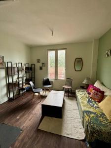 una sala de estar con un sofá y una mesa en Maison Pollete - Évasion au Cœur de Dieppe, en Dieppe