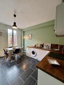 Una cocina con una mesa y un comedor. en Maison Pollete - Évasion au Cœur de Dieppe, en Dieppe