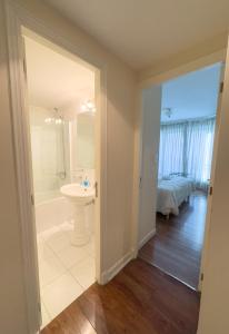 メンドーサにあるMillennium Apartmentsのバスルーム(洗面台、トイレ付)、ベッド1台が備わります。