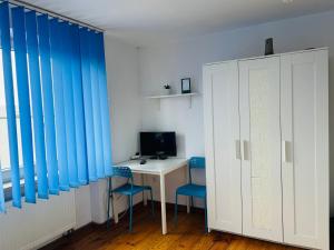 una camera con scrivania, 2 sedie e un computer di Pokoje Slawin a Lublino Altre 34 foto