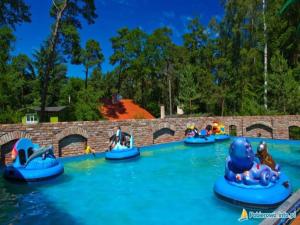 ポビエロボにあるHoliday Home Pobierowo near Baltic Seaの水上公園の管乗り人