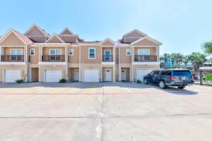 una casa grande con un coche aparcado en un aparcamiento en Cajun Shrimp Min to Beach Resort Pool & Slide, en Port Aransas