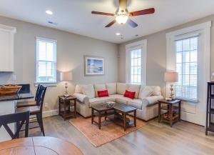 un soggiorno con un divano e un tavolo di 406B The North End House a Virginia Beach