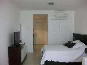 Postel nebo postele na pokoji v ubytování Green Park 116 E solanas + 40 fotografií