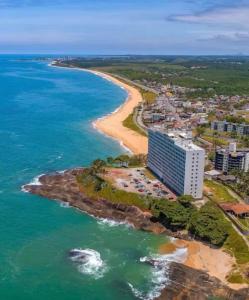 an aerial view of a beach and a building at Apto de frente pro mar - 10 min da praia do morro - 08 in Guarapari