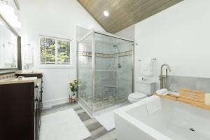 Un baño con ducha de cristal y un inodoro. en Southern charm, en Charleston 13 fotos más
