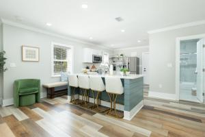 cocina con barra con taburetes y barra en Southern charm, en Charleston