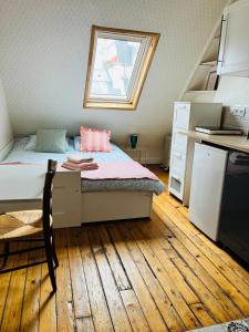 - une chambre avec un lit et une fenêtre dans l'établissement Charming Place 2 min from L'Arc de Triomphe, à Paris 10 autres photos