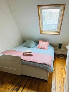 - une petite chambre avec un lit et une fenêtre dans l'établissement Charming Place 2 min from L'Arc de Triomphe, à Paris