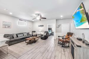 una sala de estar con un sofá y una mesa en Serenity Min to Beach Resort Pool & Waterslide, en Port Aransas