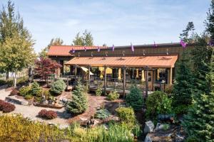 Taman di luar Holiday Inn Express Hotel & Suites North Sequim by IHG