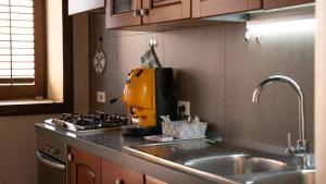 Una cocina con una batidora sobre la encimera. en Appartamento in Centro Storico a Termini Imerese - Eden Holiday Home, en Termini Imerese 27 fotos más