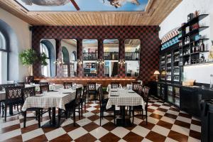 Un restaurante con mesas y sillas en una sala. en Tallinn Old Hanza Apartments, en Tallin